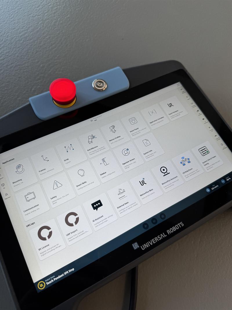 Application-Bereich von PolyScope X auf dem TP7 Core eines UR17g-1300 (UR Gen7) mit installierten URCapX-Erweiterungen wie BV License, URP Import, AI Assistant und UR RoboTeam
